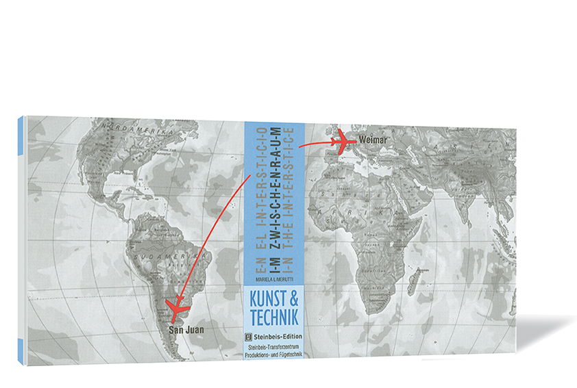 Buchcover von 'En el Intersticio. Im Zwischenraum. In the Interstice' von Steinbeis-Transferzentrum Fügetechnik, Günter Köhler und Mariela Limerutti, mit einer Weltkarte, auf der eine Flugroute von Weimar nach San Juan angezeigt wird