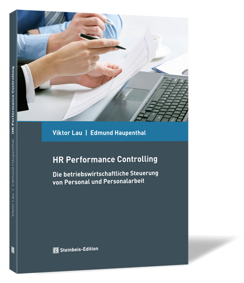 Buchcover von 'HR Performance Controlling' von Viktor Lau, Edmund Haupenthal, mit zwei Händen vor einem Laptop.